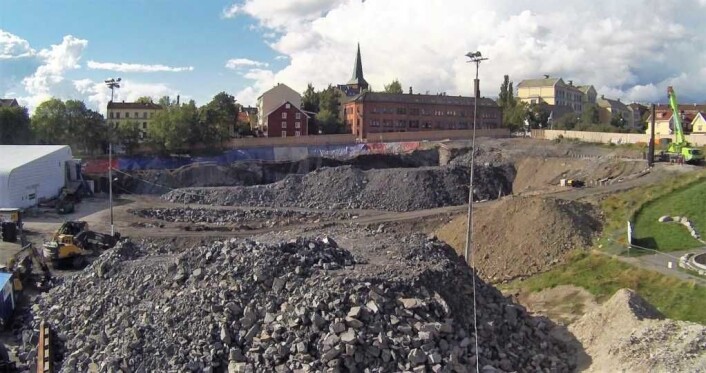Utbyggingen av Jordal amfi har ført til at nabobanen, som egentlig ble brukt av både vanlig fotball og amerikansk fotball før amfi-utbyggingen, nå blant annet huser en brakkerigg. Foto: Wikimedia Commons Utbyggingen av Jordal amfi har ført til at nabobanen, som egentlig ble brukt av både vanlig fotball og amerikansk fotball før amfi-utbyggingen, nå blant annet huser en brakkerigg. Foto: Wikimedia Commons