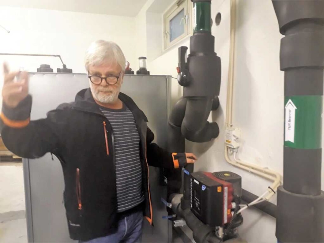 Borettslagsleder Johnny Gimmestad foran den nye varmepumpen i borettslaget på Etterstad. Foto. Émilie Pascale Borettslagsleder Johnny Gimmestad foran den nye varmepumpen i borettslaget på Etterstad. Foto. Émilie Pascale