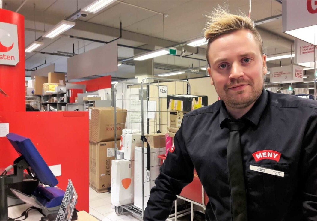 Butikksjef Thomas Skogmo foran noen av pakkene som venter på å bi hentet av kundene på Meny Løren. Foto: Anders Høilund Butikksjef Thomas Skogmo foran noen av pakkene som venter på å bi hentet av kundene på Meny Løren. Foto: Anders Høilund