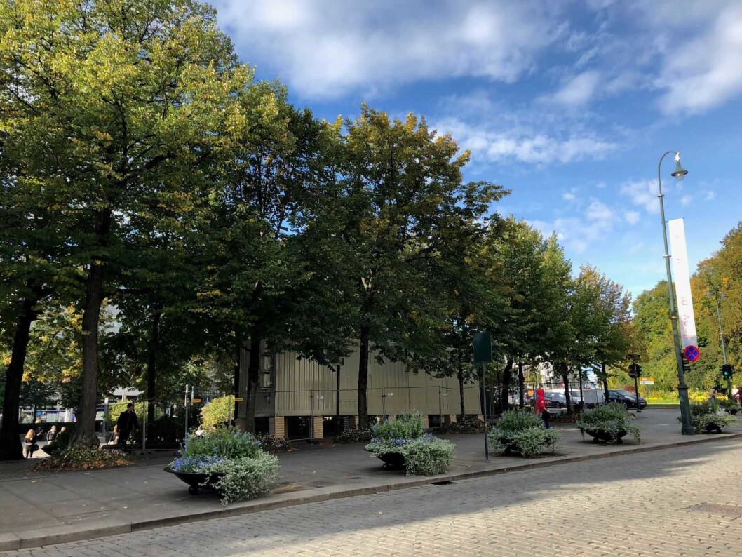 Denne containeren ved Nationaltheatret t-banestasjon skal stå der i ett års tid fremover. Snart får den selskap av en til. Foto: Sporveien Denne containeren ved Nationaltheatret t-banestasjon skal stå der i ett års tid fremover. Snart får den selskap av en til. Foto: Sporveien