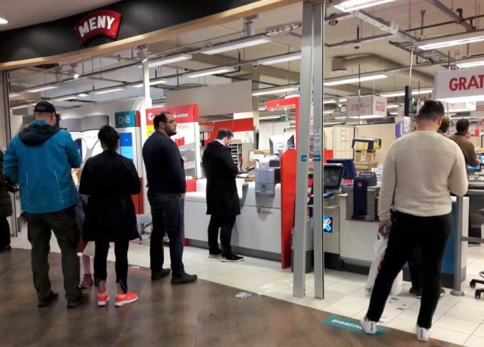 Posten-kunder til venstre, PostNord til høyre og tipping i midten. Meny på Løren har måtte omorganisere pakkeutleveringen og utvide lagerplassen for å kunne yte kundene service. Foto: Anders Høilund Posten-kunder til venstre, PostNord til høyre og tipping i midten. Meny på Løren har måtte omorganisere pakkeutleveringen og utvide lagerplassen for å kunne yte kundene service. Foto: Anders Høilund