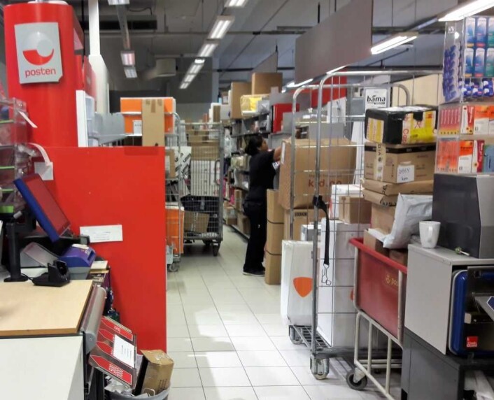 Rundt to tusen pakker går over disken hos Meny Løren i uka. ca. fem hundre av disse kommer fra PostNord. Foto: Anders Høilund Rundt to tusen pakker går over disken hos Meny Løren i uka. ca. fem hundre av disse kommer fra PostNord. Foto: Anders Høilund