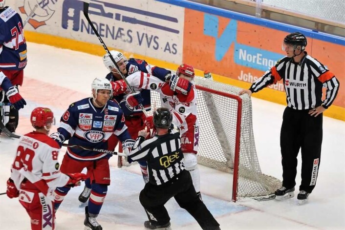 Tobias Lindström (nummer 46, med ansikt mot dommer) har tatt over som kaptein i Vif hockey. Foto: Atle Enersen Tobias Lindström (nummer 46, med ansikt mot dommer) har tatt over som kaptein i Vif hockey. Foto: Atle Enersen