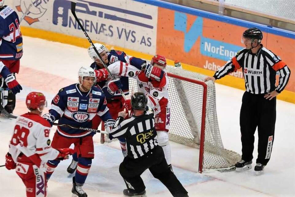 Tobias Lindström (nummer 46, med ansikt mot dommer) har tatt over som kaptein i Vif hockey. Foto: Atle Enersen