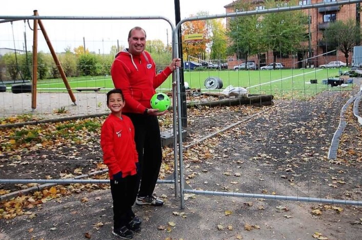 Det å komme til en stengt treningsbane har ført til at færre unger vil bli lagkompis med Fredrik (6), mener anleggsansvarlig i Sportsklubben Forward, Sigurd Fredeng. Foto: André Kjernsli Det å komme til en stengt treningsbane har ført til at færre unger vil bli lagkompis med Fredrik (6), mener anleggsansvarlig i Sportsklubben Forward, Sigurd Fredeng. Foto: André Kjernsli