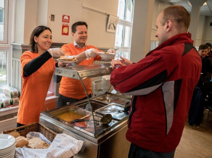 Kirkens Bymisjon serverer ByFrokost i Tøyen kirke. Foto: Torstein Ihle Kirkens Bymisjon serverer ByFrokost i Tøyen kirke. Foto: Torstein Ihle