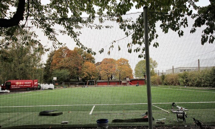 Banen ved Kampen gjenbruksstasjon er nå ferdig oppgradert til kunstgress og vil åpnes i løpet av dagen. Foto: André Kjernsli Banen ved Kampen gjenbruksstasjon er nå ferdig oppgradert til kunstgress og vil åpnes i løpet av dagen. Foto: André Kjernsli