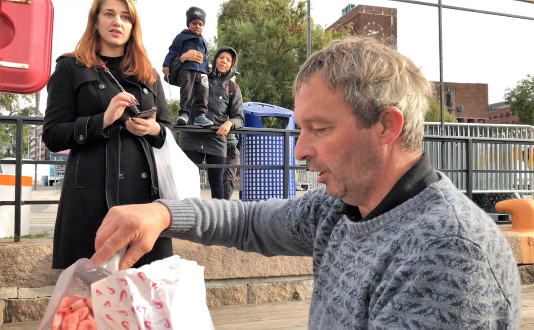Fisker Geir Solhaug selger fisk og reker rett fra båten ved Rådhusbryggene i Oslo. Skjermbilde fra video av Thea Leivestad Fisker Geir Solhaug selger fisk og reker rett fra båten ved Rådhusbryggene i Oslo. Skjermbilde fra video av Thea Leivestad