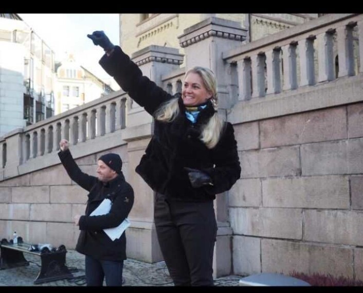 Cecilie Lyngby foran Stortinget i fjor da det ble demonstrert for en folkeavstemning om bompenger i Oslo. Foto: Arkiv Cecilie Lyngby foran Stortinget i fjor da det ble demonstrert for en folkeavstemning om bompenger i Oslo. Foto: Arkiv