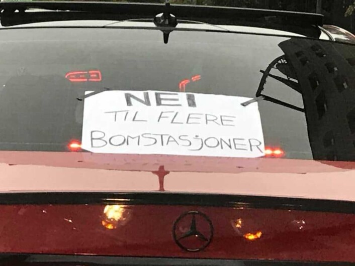 Bilister har kreative måter å protestere på. Foto: Ja til miljø, nei til økte bompenger Bilister har kreative måter å protestere på. Foto: Ja til miljø, nei til økte bompenger