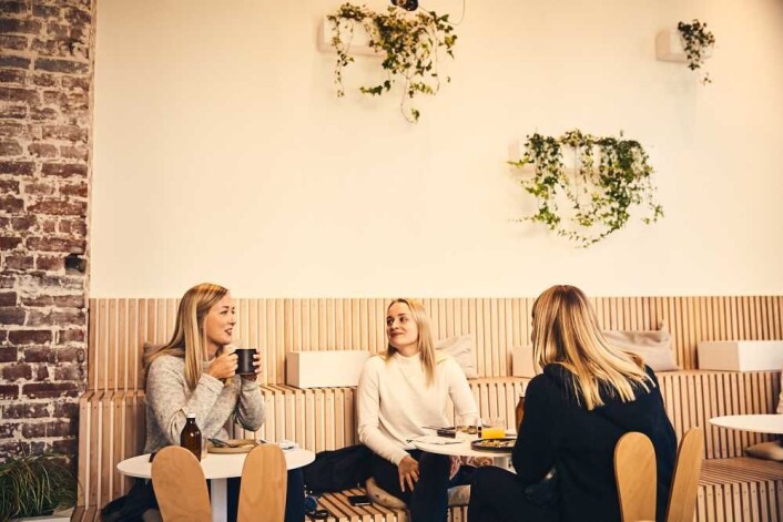 Vakre mennesker og lekkert skandinavisk interiør. Foto: Mandel & Sesam Vakre mennesker og lekkert skandinavisk interiør. Foto: Mandel & Sesam
