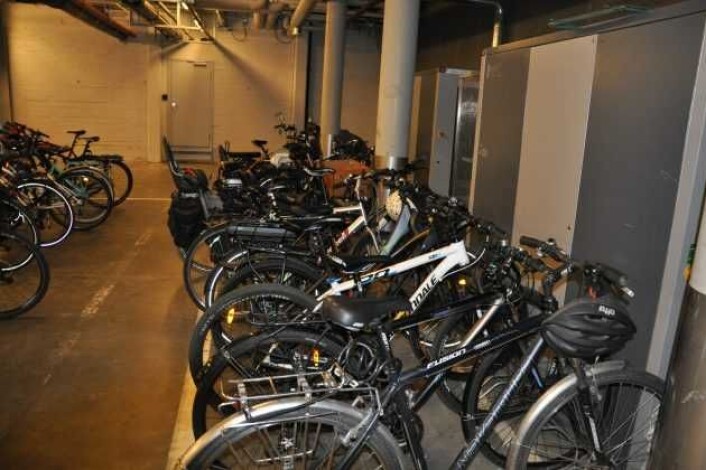 Dette er den eksisterende sykkelparkeringen i kjelleren på rådhuset. Men når to tredjedeler av bilene forsvinner, blir det plass til 200 flere sykler. Foto: Arnsten Linstad Dette er den eksisterende sykkelparkeringen i kjelleren på rådhuset. Men når to tredjedeler av bilene forsvinner, blir det plass til 200 flere sykler. Foto: Arnsten Linstad