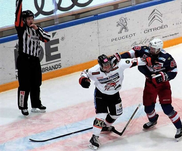 Dommeren med armen oppe for avventende mens det er ampert når Vålerengas Axel Eidstedt er i ferd med å få en høyrehook fra Frisks Shawn Szydlowski. Foto: André Kjernsli Dommeren med armen oppe for avventende mens det er ampert når Vålerengas Axel Eidstedt er i ferd med å få en høyrehook fra Frisks Shawn Szydlowski. Foto: André Kjernsli
