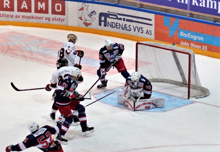 Frisk hadde flere sjanser, men Steffen Søberg beviste hvor viktig en god keeper er for et hockeylag. Null baklengs er en sterk prestasjon av Engas bestemann tirsdag kveld. Foto: André Kjernsli Frisk hadde flere sjanser, men Steffen Søberg beviste hvor viktig en god keeper er for et hockeylag. Null baklengs er en sterk prestasjon av Engas bestemann tirsdag kveld. Foto: André Kjernsli