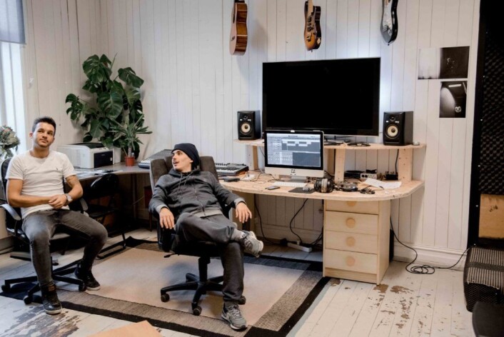 Fra venstre: Artistene Martin Andre Zielinski, aka MaZ, og Mikal Diego Rojas Bøchman, aka Flexi Aukan, med tilhold på Stampen. De driver også med innspilling for andre artister. Foto: Manon van Goethem Fra venstre: Artistene Martin Andre Zielinski, aka MaZ, og Mikal Diego Rojas Bøchman, aka Flexi Aukan, med tilhold på Stampen. De driver også med innspilling for andre artister. Foto: Manon van Goethem