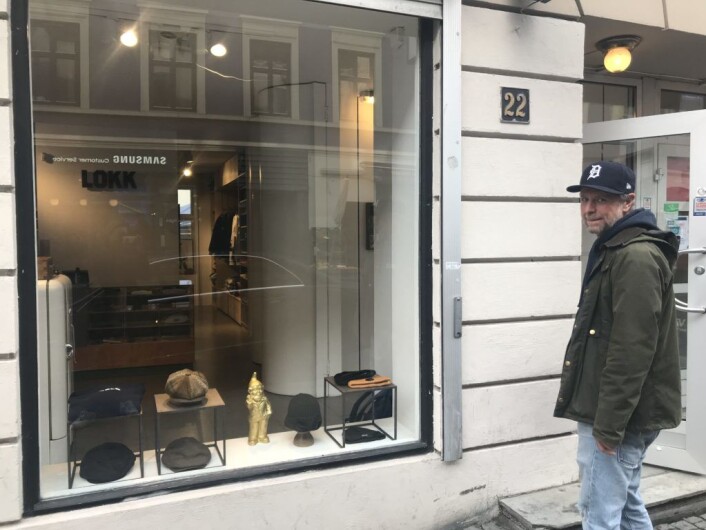 Ole Alexander Mustad foran butikken sin. Foto: Naimo Kahiye Ole Alexander Mustad foran butikken sin. Foto: Naimo Kahiye