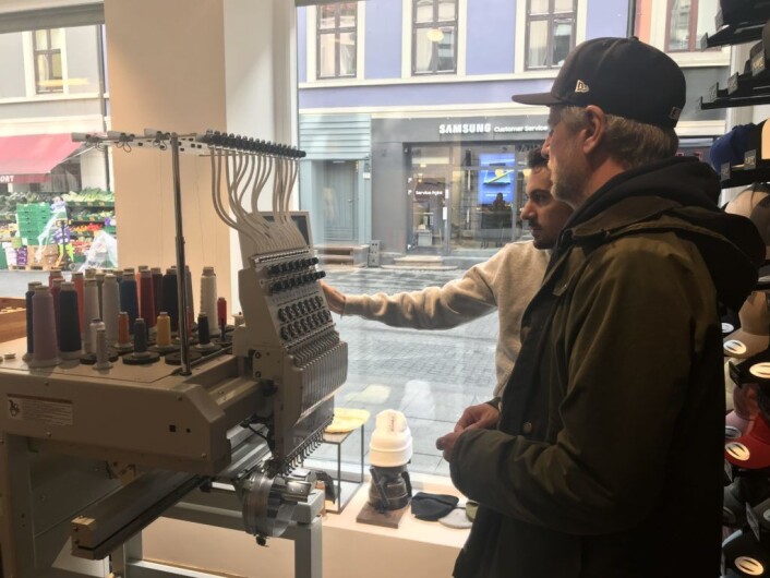 Butikken tilpasser hattene til kundenes behov. Foto: Naimo Kahiye Butikken tilpasser hattene til kundenes behov. Foto: Naimo Kahiye