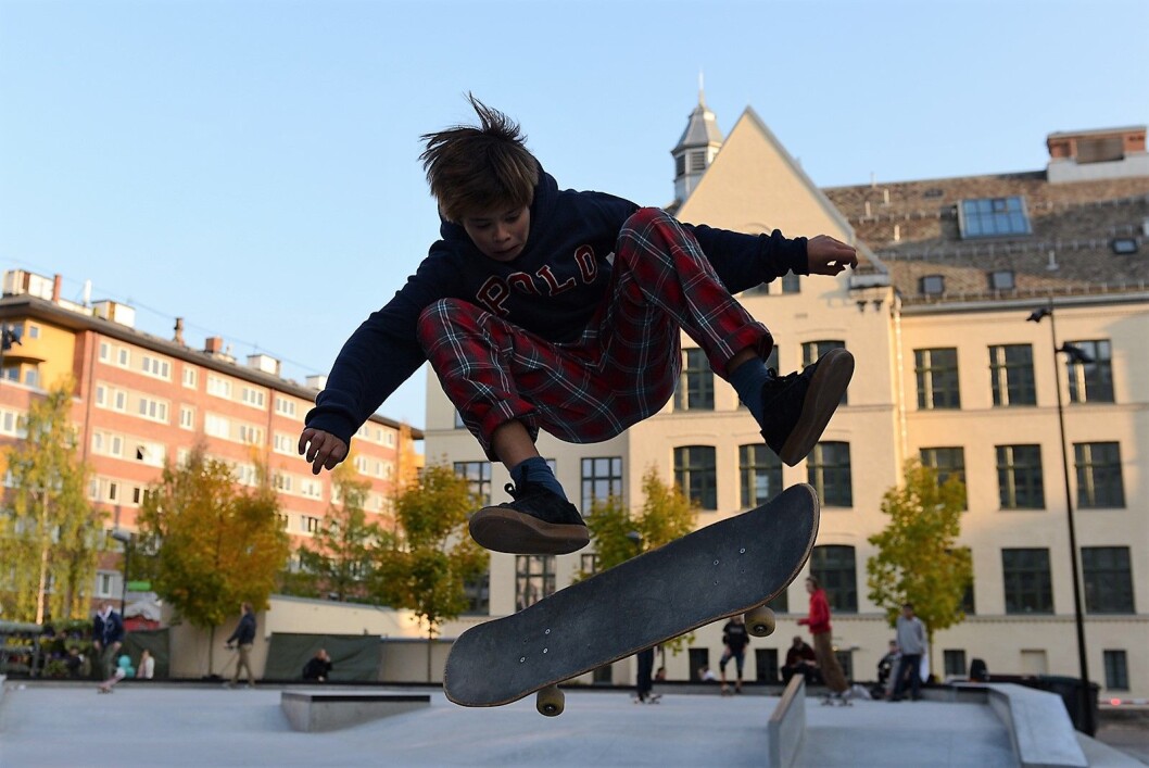 Skatere lar seg ikke be to ganger når en ny mulighet til å skate byr seg. Her viser en av dem hvordan å beherske kropp og brett. Foto: Morten Lauveng Jørgensen Skatere lar seg ikke be to ganger når en ny mulighet til å skate byr seg. Her viser en av dem hvordan å beherske kropp og brett. Foto: Morten Lauveng Jørgensen