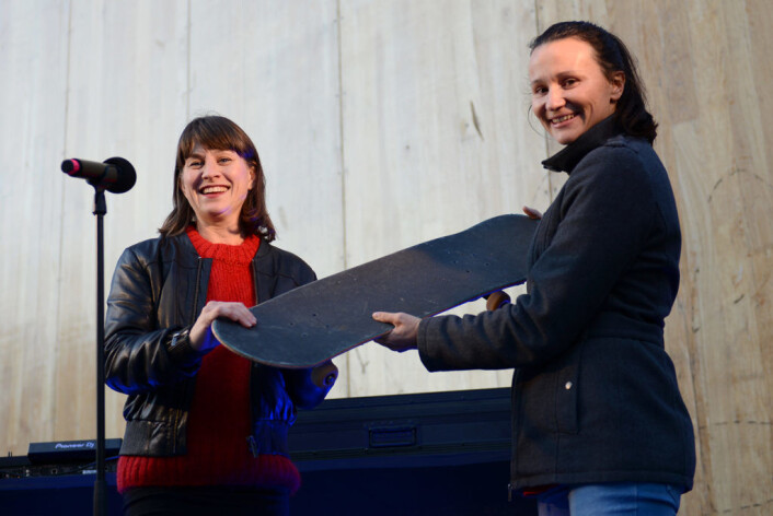 Byråd Rina Mariann Hansen overrekker et tjuvlånt skateboard til Lisa Mari Watson i organisasjonen Tverga som et symbol på at nå overtar brukerne skateparken på Colosseum torg. Foto: Morten Lauveng Jørgensen Byråd Rina Mariann Hansen overrekker et tjuvlånt skateboard til Lisa Mari Watson i organisasjonen Tverga som et symbol på at nå overtar brukerne skateparken på Colosseum torg. Foto: Morten Lauveng Jørgensen