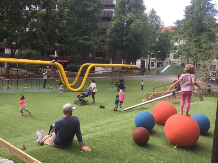 I denne lekeparken koser barna seg tidlig og sent. Foto: Vegard Velle I denne lekeparken koser barna seg tidlig og sent. Foto: Vegard Velle