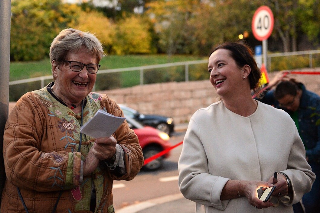 Leder i Valleløkken- Bolteløkka val Helga Arnesen og bydelsutvalgsleder Anne Christine Kroepelien (H) er god fornøyd med å få opparbeidet tomta fra skrotplass til byhave. Foto: Morten Lauveng Jørgensen Leder i Valleløkken- Bolteløkka val Helga Arnesen og bydelsutvalgsleder Anne Christine Kroepelien (H) er god fornøyd med å få opparbeidet tomta fra skrotplass til byhave. Foto: Morten Lauveng Jørgensen