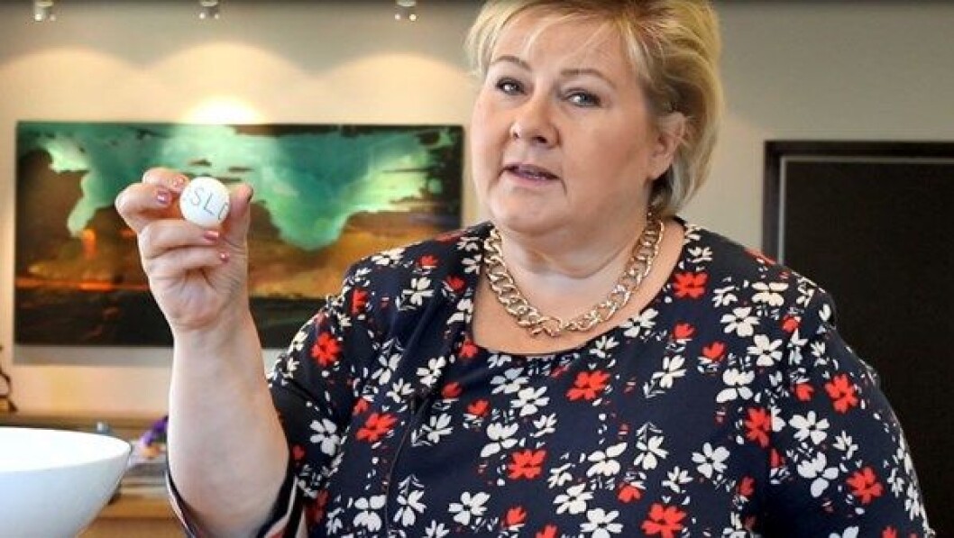 Statsminister Erna Solberg har mange oppgaver. En litt kuriøs oppgave i et demokrati er å trekke hvilken kommune som skal havne på årets julekort. Foto: Statsministerens kontor Statsminister Erna Solberg har mange oppgaver. En litt kuriøs oppgave i et demokrati er å trekke hvilken kommune som skal havne på årets julekort. Foto: Statsministerens kontor