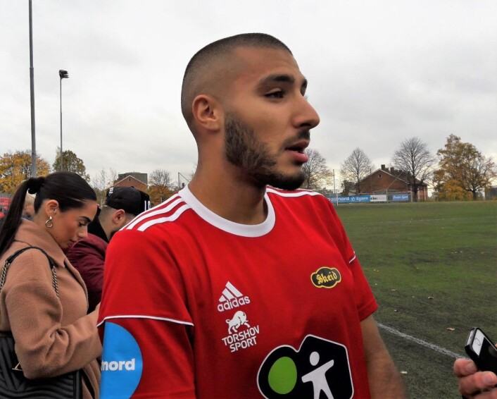 Målscorer Ayoub Aleesami blir intervjuet etter kampen. Senere på lørdagen skulle han på landskamp for å se på storebror Haitam spille for Norge mot Slovenia. Foto: Anders Høilund Målscorer Ayoub Aleesami blir intervjuet etter kampen. Senere på lørdagen skulle han på landskamp for å se på storebror Haitam spille for Norge mot Slovenia. Foto: Anders Høilund