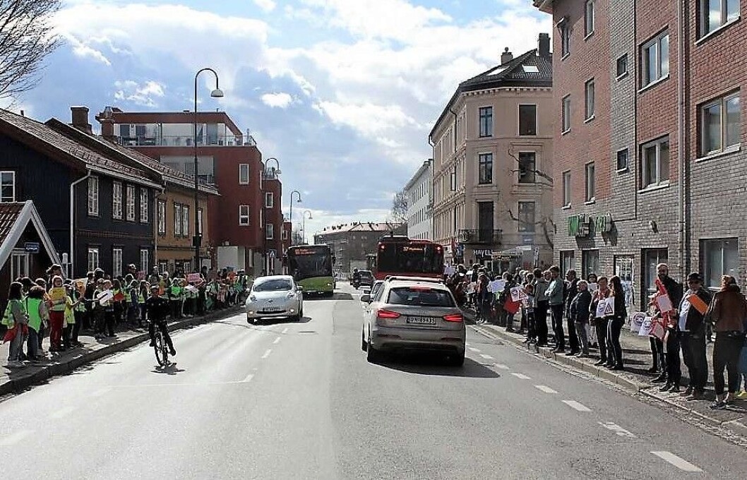 Siden i vinter har beboerne langs Strømsveien på Vålerenga aksjonert for å få fartsreduserende tiltak i nærmiljøet. Nå er deres bønn endelig hørt av politikerne i bystyret. Arkivfoto: Aksjon Strømsveien Siden i vinter har beboerne langs Strømsveien på Vålerenga aksjonert for å få fartsreduserende tiltak i nærmiljøet. Nå er deres bønn endelig hørt av politikerne i bystyret. Arkivfoto: Aksjon Strømsveien