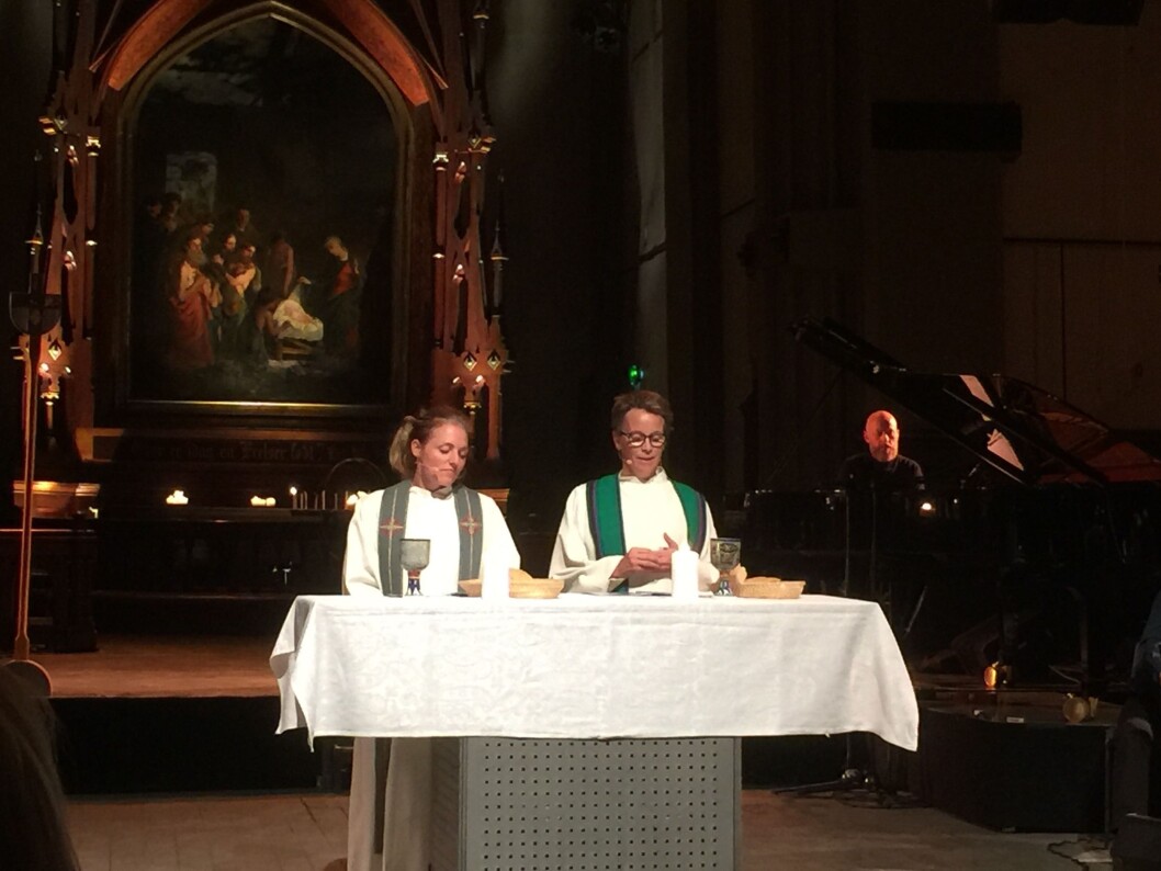 Utdeling av nattverd. Jeg bomma og spiste brødet uten å ha dyppa det i vinen. Nybegynnertabbe. Selv etter 10 måneder med ivrig kirkegang. Foto: Kjersti Opstad Utdeling av nattverd. Jeg bomma og spiste brødet uten å ha dyppa det i vinen. Nybegynnertabbe. Selv etter 10 måneder med ivrig kirkegang. Foto: Kjersti Opstad