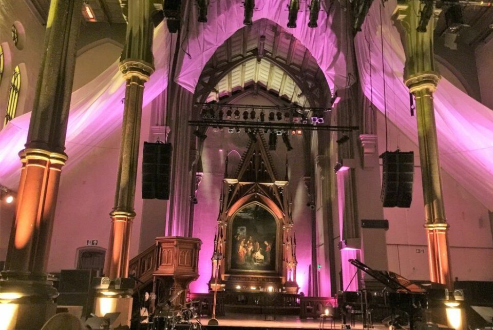 Store deler av Jakobsmessen var kirken svøpt inn i et vakkert, kunstnerisk, lilla lys som dannet bakteppet for en fin kulturopplevelse. Foto: Kjersti Opstad