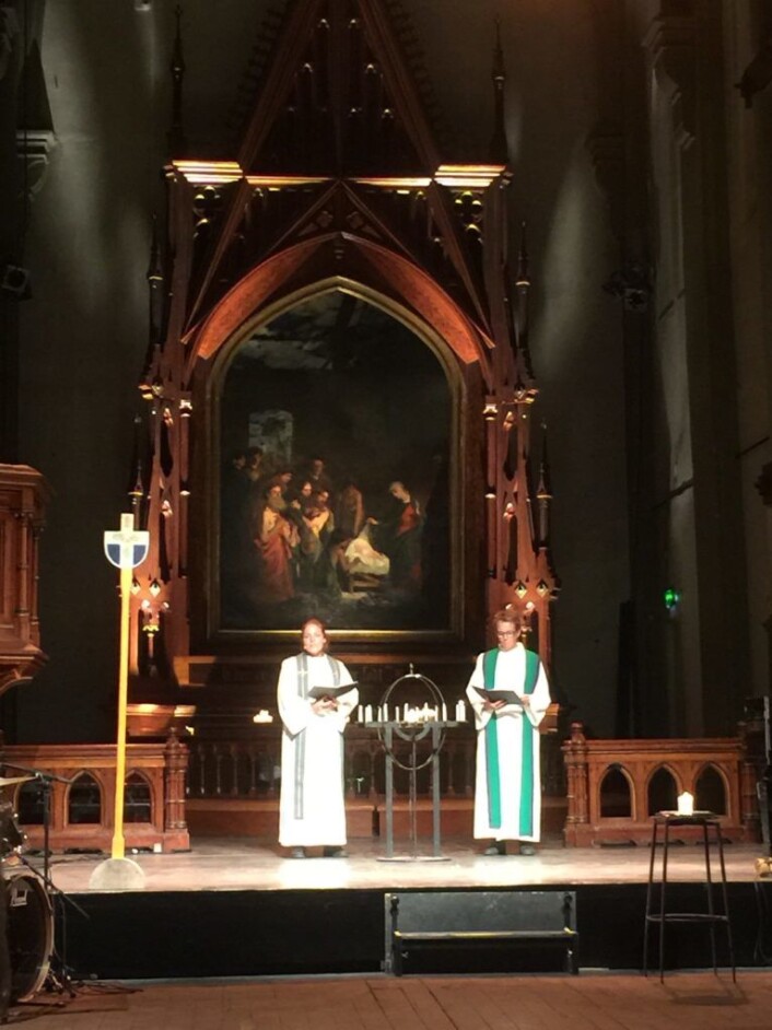 Dagens liturger var Camilla O. Eskildsen og Inger Anne Naterstad. Her foran altertavlen Hydernes tilbedelse, malt av Eilif Perdersen i 1880. Foto: Kjersti Opstad Dagens liturger var Camilla O. Eskildsen og Inger Anne Naterstad. Her foran altertavlen Hydernes tilbedelse, malt av Eilif Perdersen i 1880. Foto: Kjersti Opstad
