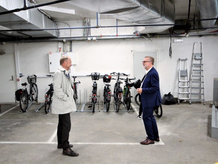 Her er det god plass til å sette fra seg sykkelen, og en står trygt kunne bydelsdirektør Odd Rue Andersen forsikre byrådsleder Raymond Johansen om. Foto: André Kjernsli Her er det god plass til å sette fra seg sykkelen, og en står trygt kunne bydelsdirektør Odd Rue Andersen forsikre byrådsleder Raymond Johansen om. Foto: André Kjernsli