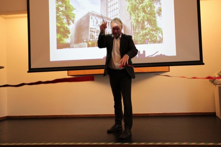 Raymond Johansen klipte snora med innøvd eleganse. Foto: André Kjernsli Raymond Johansen klipte snora med innøvd eleganse. Foto: André Kjernsli
