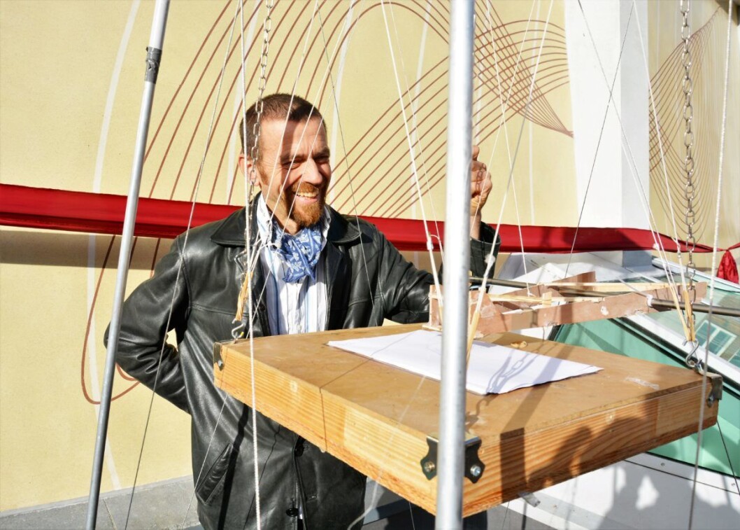 Kunstner Lars Kristian Gylver står bak kunstverket på Marienlyst skole. Men elever hjalp til med mønstrene på veggen bak kunstneren. Foto: Kristina Pederstad Notaker-Velde Kunstner Lars Kristian Gylver står bak kunstverket på Marienlyst skole. Men elever hjalp til med mønstrene på veggen bak kunstneren. Foto: Kristina Pederstad Notaker-Velde