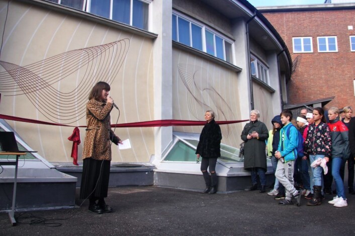 Kulturbyråd Rina Mariann Hansen åpnet utsmykkingen. Bak henne ser du den nye kunsten. Foto: Alv Hågård Gustavsen/Kulturetaten Kulturbyråd Rina Mariann Hansen åpnet utsmykkingen. Bak henne ser du den nye kunsten. Foto: Alv Hågård Gustavsen/Kulturetaten