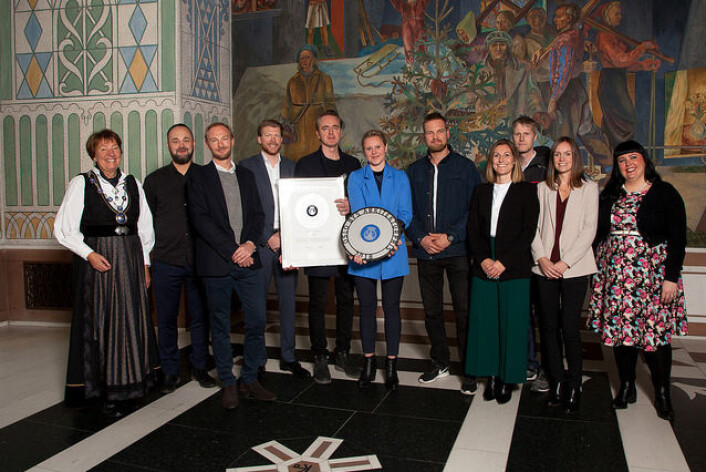Kulturhuset-vinnerne viser frem diplom og plakett i rådhuset i dag. Fra venstre: ordfører Marianne Borgen, Runar S. Eggesvik, Kulturhuset, Jarle Jensen, Kulturhuset, Jeppe Sandov, Kulturhuset, Frode Jacobsen, Kulturhuset, Mari Smørgrav, Tuvalu arkitekter, Stian Kolsrud som representerer Olav Thon, Anette Kjelland-Apold, Tuvalu arkitekter, Alexander Funk, NP Bygg, Camilla N. Waldal, Tuvalu arkitekter, Victoria Marie Evensen, leder i byutviklingskomiteen. Foto: Oslo kommune / Sturlason Kulturhuset-vinnerne viser frem diplom og plakett i rådhuset i dag. Fra venstre: ordfører Marianne Borgen, Runar S. Eggesvik, Kulturhuset, Jarle Jensen, Kulturhuset, Jeppe Sandov, Kulturhuset, Frode Jacobsen, Kulturhuset, Mari Smørgrav, Tuvalu arkitekter, Stian Kolsrud som representerer Olav Thon, Anette Kjelland-Apold, Tuvalu arkitekter, Alexander Funk, NP Bygg, Camilla N. Waldal, Tuvalu arkitekter, Victoria Marie Evensen, leder i byutviklingskomiteen. Foto: Oslo kommune / Sturlason