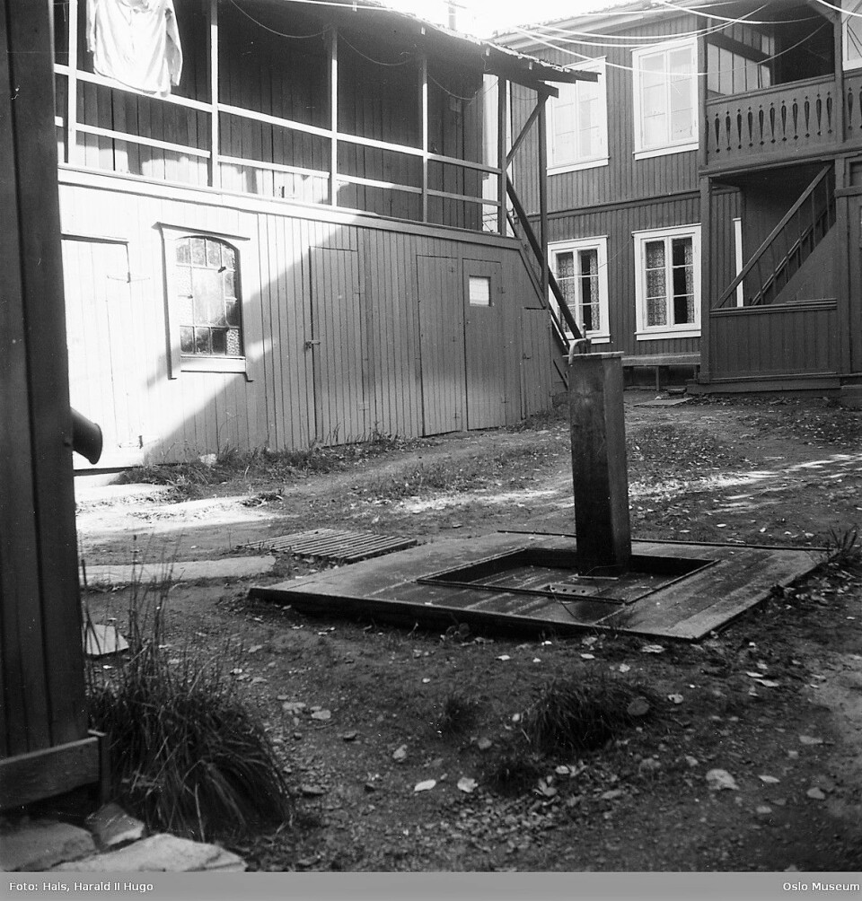 Gårdsrom i Vålerenggata 39 viser vannposten som lå der. Foto: Harald Il Hugo Hals/Oslo museum