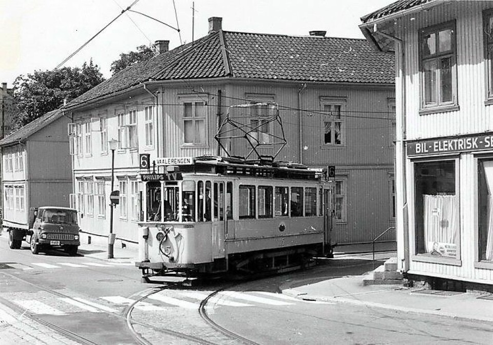 Trikken svinger i krysset Vålerenggata og Ingeborgs gate. Trikkelinjen ble lagt ned i 1968. Foto: Arne Lannerstedt/Oslo byarkiv
