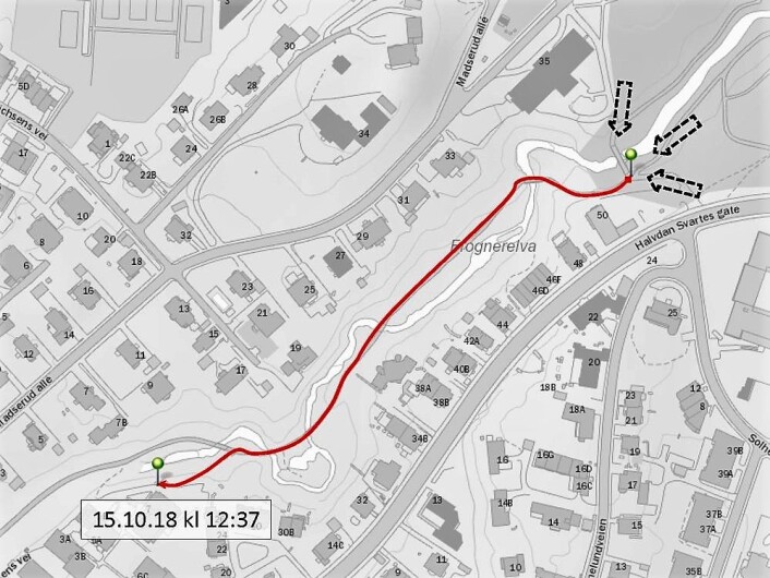Politiet mener den etterlyste mannen kan ha beveget seg langs Frognerelva etter knivranet og drapet sist mandag. Ett av overvåkingsbildene politiet har er tatt klokka 12.37. Dertter er etterlysningsbildene tatt kl 13.16 ved Skøyen stasjon. Illustrasjon: Politiet Politiet mener den etterlyste mannen kan ha beveget seg langs Frognerelva etter knivranet og drapet sist mandag. Ett av overvåkingsbildene politiet har er tatt klokka 12.37. Dertter er etterlysningsbildene tatt kl 13.16 ved Skøyen stasjon. Illustrasjon: Politiet