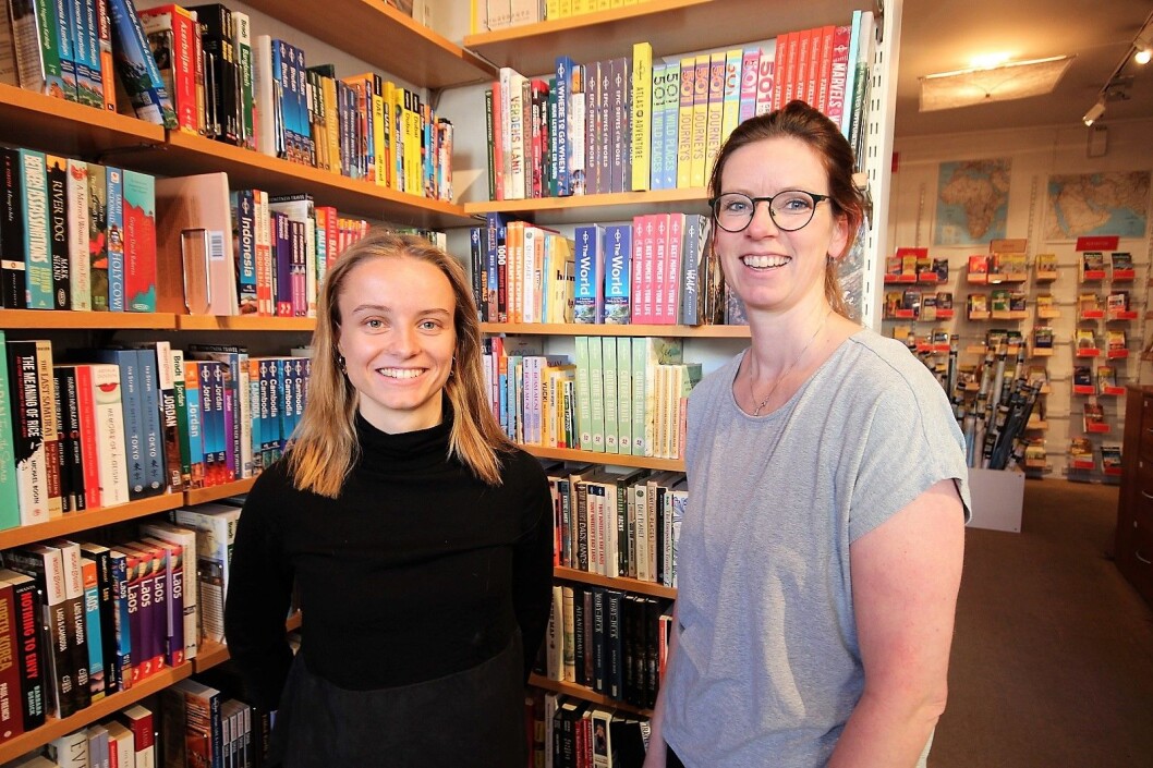 — Når folk søker jobb i Nomaden, så spør vi dem om reise-cv, sier assisterende butikksjef Julie Stenstadvold (til v.) og butikksjef Mette Andersen. Foto: André Kjernsli — Når folk søker jobb i Nomaden, så spør vi dem om reise-cv, sier assisterende butikksjef Julie Stenstadvold (til v.) og butikksjef Mette Andersen. Foto: André Kjernsli