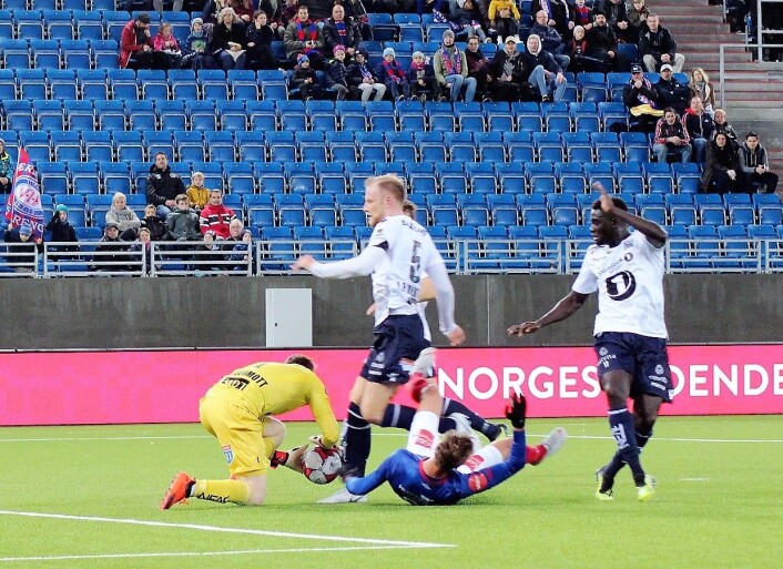 Ble Vålerenga snytt for straffe midtveis i 1. omgang? Vanskelig å si ut fra bildene. Dommeren vinket spillet videre, mens Klanen og Ronny Deila ville ha straffe da Magnus Grødem gikk ned innenfor sekstenmeteren . Foto: André Kjernsli Ble Vålerenga snytt for straffe midtveis i 1. omgang? Vanskelig å si ut fra bildene. Dommeren vinket spillet videre, mens Klanen og Ronny Deila ville ha straffe da Magnus Grødem gikk ned innenfor sekstenmeteren . Foto: André Kjernsli