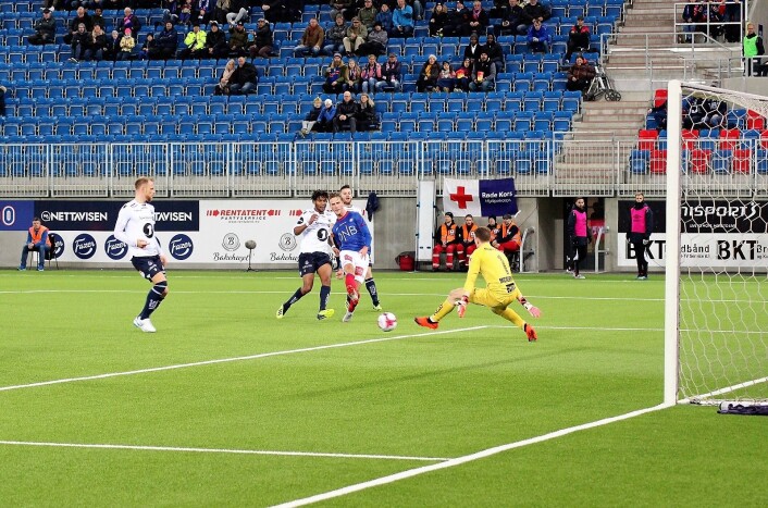 Magnus Grødem setter ballen bak Kristiansunds irske keeper, Sean McDermott. Men Vålerenga blir korrekt avblåst for offside og målet annullert. Foto: André Kjernsli Magnus Grødem setter ballen bak Kristiansunds irske keeper, Sean McDermott. Men Vålerenga blir korrekt avblåst for offside og målet annullert. Foto: André Kjernsli
