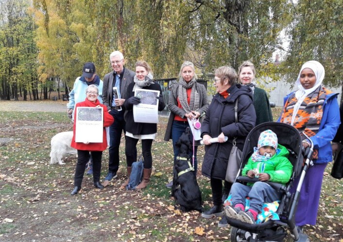 Både voksne og barn, to og firbeinte brukere av parken stilte opp for å si i fra at de har ventet lenge nok på at parken skal bli ferdig. Foto: Anders Høilund Både voksne og barn, to og firbeinte brukere av parken stilte opp for å si i fra at de har ventet lenge nok på at parken skal bli ferdig. Foto: Anders Høilund