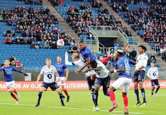 Vålerengas råsterke stopper, Carvahlo, fremme på hjørnespark tidlig i førestomgangen. Men ingen uttelling for St. Hallvards menn. Foto: André Kjernsli Vålerengas råsterke stopper, Carvahlo, fremme på hjørnespark tidlig i førestomgangen. Men ingen uttelling for St. Hallvards menn. Foto: André Kjernsli