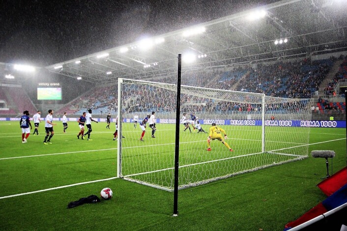 Det ble en riktig ufyselig kveld for alle som er glad i Vålerenga. Ikke nok med tap, mot slutten av kampen kom også høstregnet til Vålerengas praktstadion på Valle. Foto: André Kjernsli Det ble en riktig ufyselig kveld for alle som er glad i Vålerenga. Ikke nok med tap, mot slutten av kampen kom også høstregnet til Vålerengas praktstadion på Valle. Foto: André Kjernsli