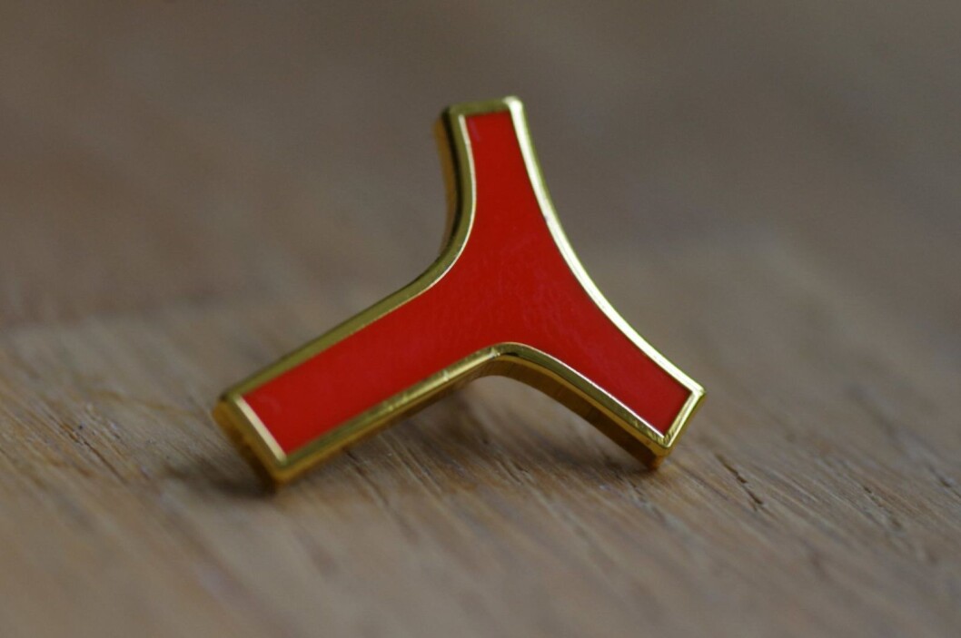 Y-pins blir neppe like ettertraktet som OL-pins fra vinterlekene på Lillehammer i 1994. Men aksjonistene selger pins for å finansiere bevaringskampen. Foto: Støtteaksjonen for bevaring av Y-blokka Y-pins blir neppe like ettertraktet som OL-pins fra vinterlekene på Lillehammer i 1994. Men aksjonistene selger pins for å finansiere bevaringskampen. Foto: Støtteaksjonen for bevaring av Y-blokka