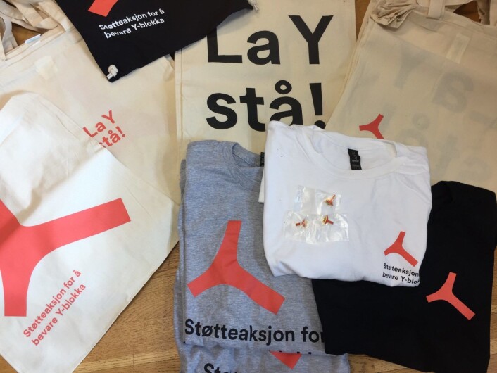 Vesker med "La Y stå" og andre artikler selges for å finanisere kampen for å bevare Y-blokka. Foto: Støtteaksjone for bevaring av Y-blokka Vesker med "La Y stå" og andre artikler selges for å finanisere kampen for å bevare Y-blokka. Foto: Støtteaksjone for bevaring av Y-blokka