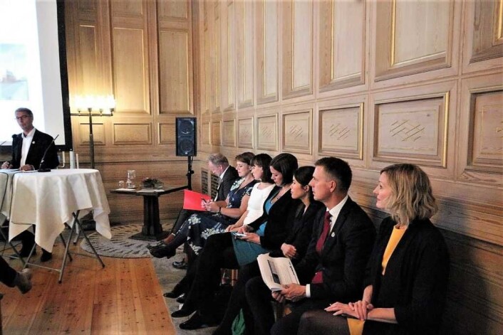 Byrådene samlet på rekke og rad da Aps finansbyråd Robert Steen (stående til venstre) la frem neste års Oslo-budsjett i september i år. Løftet om helårsdrift ved Frognerbadet lå ikke inne nå heller. Foto: André Kjernsli Byrådene samlet på rekke og rad da Aps finansbyråd Robert Steen (stående til venstre) la frem neste års Oslo-budsjett i september i år. Løftet om helårsdrift ved Frognerbadet lå ikke inne nå heller. Foto: André Kjernsli