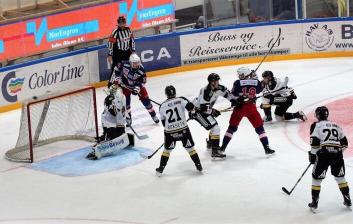 Skuddet fra Brede Csiszar smeller i tverrliggeren bak Oilers-keeperen. Foto: André Kjernsli Skuddet fra Brede Csiszar smeller i tverrliggeren bak Oilers-keeperen. Foto: André Kjernsli
