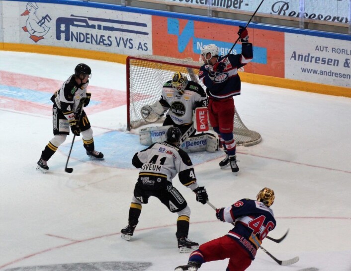 Lindstrøm fyrer av nok et skudd, og Ylven håper den skal skli inn i Oilers-buret. Foto: André Kjernsli Lindstrøm fyrer av nok et skudd, og Ylven håper den skal skli inn i Oilers-buret. Foto: André Kjernsli